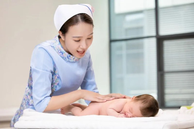 月嫂服务行业动态：专业照护与家庭关爱